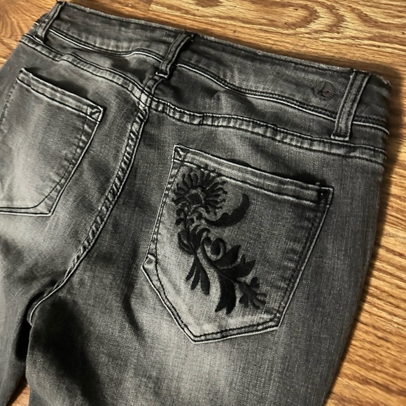Kensie Embroidered Jeans With Flowers, Cropped Mid Rise Distressed Black - Picture 5 of 10